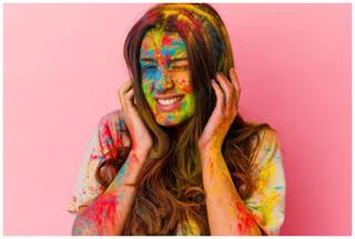 Holi 2024: कानों में रंग जाने पर हो सकती हैं ये गंभीर समस्याएं, डॉक्टर से जानें कैसे करें बचाव