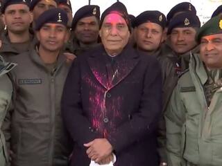 राजनाथ सिंह ने लेह में जवानों के साथ मनाई होली, सशस्त्र बल के जवानों के साथ उड़ाया गुलाल