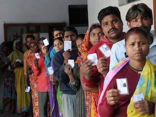 Lok Sabha Polls: 1.82 करोड़ वोटर्स पहली बार डालेंगे वोट, चुनाव आयोग ने बताया देश में कितने महिला, कितने पुरुष मतदाता?