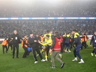 VIDEO: तुर्की में फुटबॉल मैच के बाद फैंस और खिलाड़ियों के बीच जमकर चले लात-घूंसे, जान बचाकर भागे खिलाड़ी