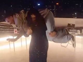 VIDEO: महिला रेसलर ने कंधे पर उठाकर युजवेंद्र चहल को नचाया, लेग स्पिनर के छुड़ाए पसीने