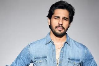 Sidharth Malhotra Seeks Blessing at Kashi Vishwanath Temple on Ocassion of Mahashivratri