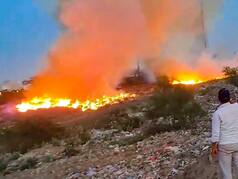 Noida Fire: नोएडा के डंपिंग ग्राउंड में 24 घंटे से धधक रही आग, काबू करना हुआ मुश्किल