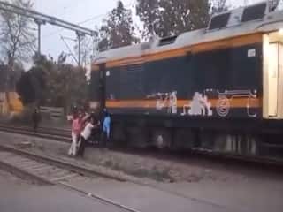Train Viral Video: इंजन को धक्का लगाकर लूप लाइन पर ले गए रेल अधिकारी, नजारा देख चौंके लोग | देखें वीडियो