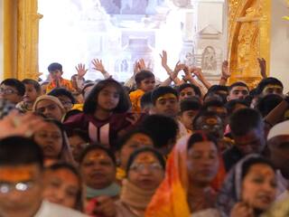 राम मंदिर में पहली होली के लिए उमड़ी भक्तों की भीड़, रामलला को पेश की गईं विभिन्न रंग बिरंगी मिठाइयां