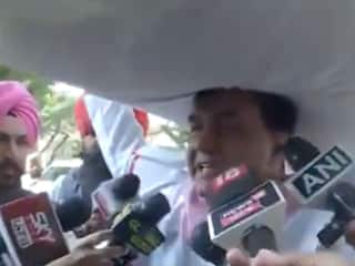पंजाब में कांग्रेस विधायक सिर पर बोझ लादे, पहुंचे पंजाब विधानसभा, देखें वीडियो
