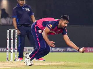 VIDEO: आवेश खान ने डाइव लगाकर एक हाथ से पकड़ा अविश्वसनीय कैच, फिल सॉल्ट को किया चलता