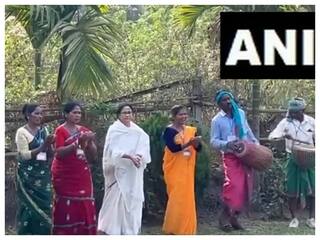 जलपाईगुड़ी में CM ममता ने आदिवासियों संग बजाया ढोल, धुन पर जमकर किया डांस। देखें VIDEO