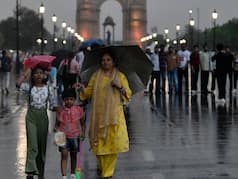 In Pics: दिल्ली-NCR में बदला मौसम का मिजाज, जोरदार आंधी के बाद आई तेज बारिश ने घटाया पारा