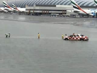 दुबई में भयानक बाढ़: सड़कें बनीं नदियां, घरों में घुसा पानी; Dubai Airport से आने-जाने वाली सभी उड़ाने भी रद्द