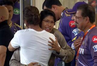KKR vs RR: Shah Rukh Khan Hugs Legendary Jhulan Goswami At Eden Gardens | Watch