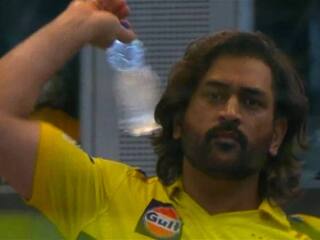 VIDEO: मैच के दौरान कैमरामैन पर फूटा MS Dhoni का गुस्सा, बोतल फेंककर...