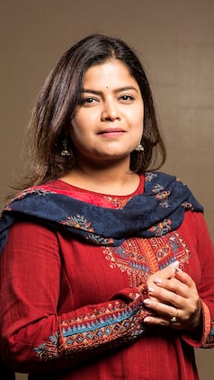 Poonam Mahajan Educational Qualifications