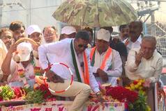 Man Carrying Gun Climbs Atop CM Siddaramaih's Vehicle To Garland Him At Rally