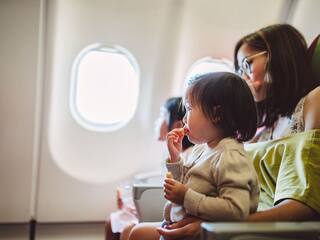 फ्लाइट में 12 साल तक के बच्चों को माता-पिता के साथ बैठाना होगा, DGCA का एयरलाइंस को आदेश