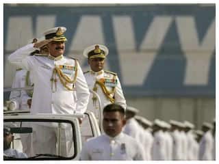 Indian Navy: एडमिरल दिनेश त्रिपाठी ने नौसेना प्रमुख का संभाला पद, राष्ट्रीय युद्ध स्मारक पर अर्पित की पुष्पांजलि