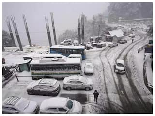 हिमाचल प्रदेश में बारिश-बर्फबारी के चलते 100 से अधिक सड़कें बंद, येलो अलर्ट जारी