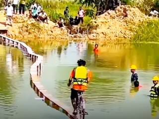 क्या साइकिल से पुल कर पाएगा शख्स? आधे रास्ते में ही गड़बड़ा गया मामला | देखें वीडियो