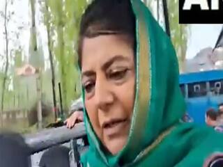 जम्मू-कश्मीर खुली जेल बन गया, बिजली के बिल 10 गुना बढ़ गए और युवा बेरोजगार हैं; BJP पर बरसीं महबूबा मुफ्ती | VIDEO