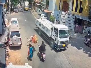 अचानक स्कूटी सवार को रडार पर ले गया सांड, टक्कर मारकर हो गया फरार | देखें वीडियो