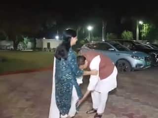 Watch: संजय सिंह ने सुनीता केजरीवाल के पैर छूकर लिया आशीर्वाद, BJP पर बोला जोरदार हमला