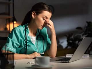 Night Shift करने से बढ़ सकता है इन Chronic Disease का खतरा, जानें रात में जागने के गंभीर नुकसान
