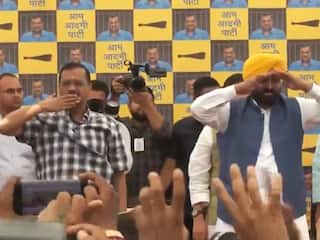 Arvind Kejriwal Blows Flying Kiss To Supporters And Party Workers At Aam Aadmi Party Event In Delhi - WATCH Video