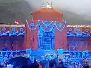 चारधाम यात्रा:  VIP दर्शन पर लगी रोक 31 मई तक बढ़ी, मंदिर परिसर में रील बनाने पर प्रतिबंध