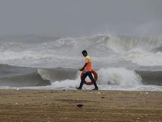 बंगाल में फिर तबाही मचा सकता चक्रवाती तूफान 'रेमल', IMD ने जारी किया 'रेड अलर्ट', NDRF और BSF की टीमें तैनात