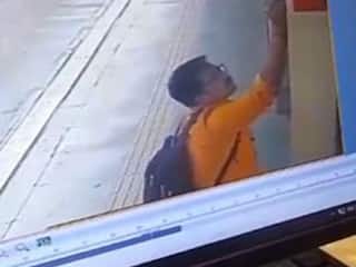 Man Donning 'Saffron' Shirt, Scribbles Death-Threat To CM Kejriwal At Delhi Metro Station,  Arrested - WATCH Video