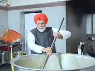 PM Modi Dons Saffron Turban As He Visits Gurudwara Patna Sahib, Serves Langar  |  WATCH  Video