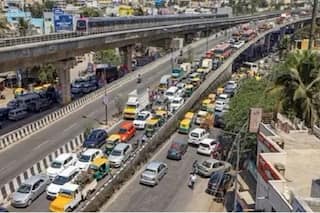 Delhi Traffic Alert: Vehicular Movement Affected From IIT Towards Delhi Cantt After Road Accident on Munirka Flyover
