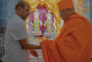 Rajinikanth Seeks Blessings at Abu Dhabi Temple After Receiving Prestigious Golden Visa From UAE Govt - Watch