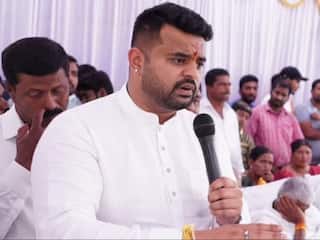 Prajwal Revanna Sexual Harassment Case: कर्नाटक सरकार ने प्रज्वल के खिलाफ जारी किया लुकआउट नोटिस