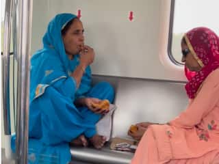 Metro Ka Video: मेट्रो में मजे से समोसा खाने लगी महिलाएं, फिर जो किया माथा पकड़ लेंगे | देखें वीडियो