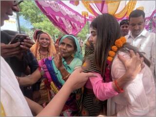 मां के क्षेत्र में चुनाव खत्म होते ही कन्नौज पहुंची अदिति, प्रचार के दौरान गिना रही हैं सपा सरकार की उपलब्धियां- VIDEO