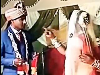 Dulhan Ka Video: दुल्हन की धमकी पर हंसने लगा दूल्हा, मगर अगले ही सेकेंड ससुराल हिला डाला | देखें वीडियो