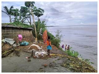 असम के बारपेटा जिले में बाढ़, मिट्टी के कटाव के कारण कई परिवार अपने घरों से हुए विस्थापित