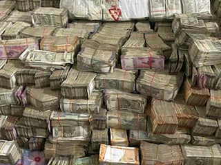 Andhra Pradesh: आंध्र प्रदेश के एनटीआर जिले के गारिकापाडु में पुलिस ने जब्त की 8 करोड़ रुपये की नकदी