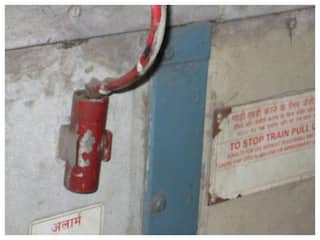 चेन पुलिंग होने पर ट्रेन स्टॉफ तुरंत कैसे पता कर लेता है किस कोच में खींची गई जंजीर?