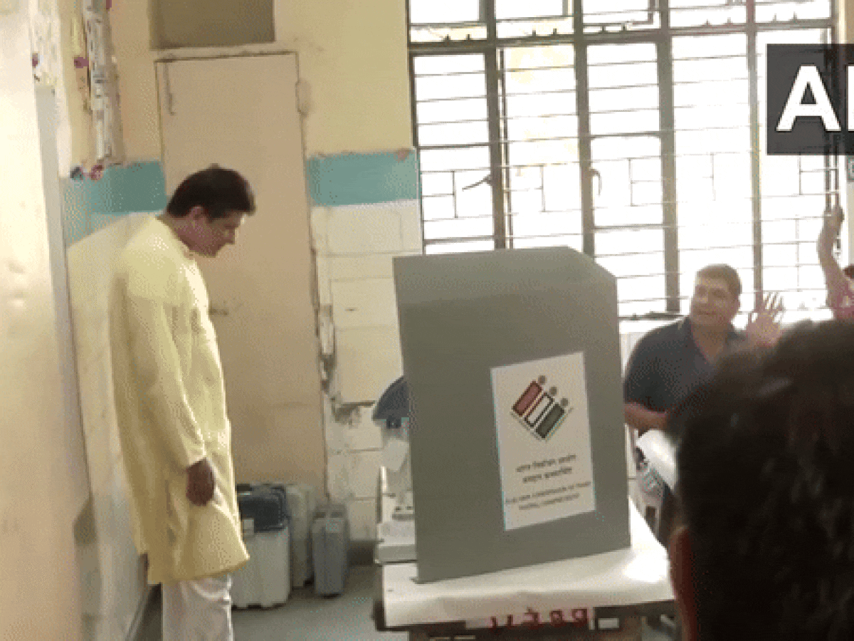 AAP नेता सौरभ भारद्वाज ने वोट डालने के बाद की EVM की पूरी पड़ताल, तसल्ली मिलने के बाद ही... | Viral हो रहा VIDEO