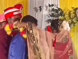 Bride Groom Video: जयमाला में तीसरे शख्स ने मार दी वाइल्ड कार्ट एंट्री, बुरी तरह हिल गए दूल्हा-दुल्हन | देखें वीडियो
