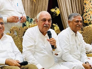 Haryana Politics: हरियाणा में सियासी हलचल तेज, कांग्रेस ने राज्यपाल को दिया ज्ञापन, BJP सरकार को बर्खास्त करने की मांग की