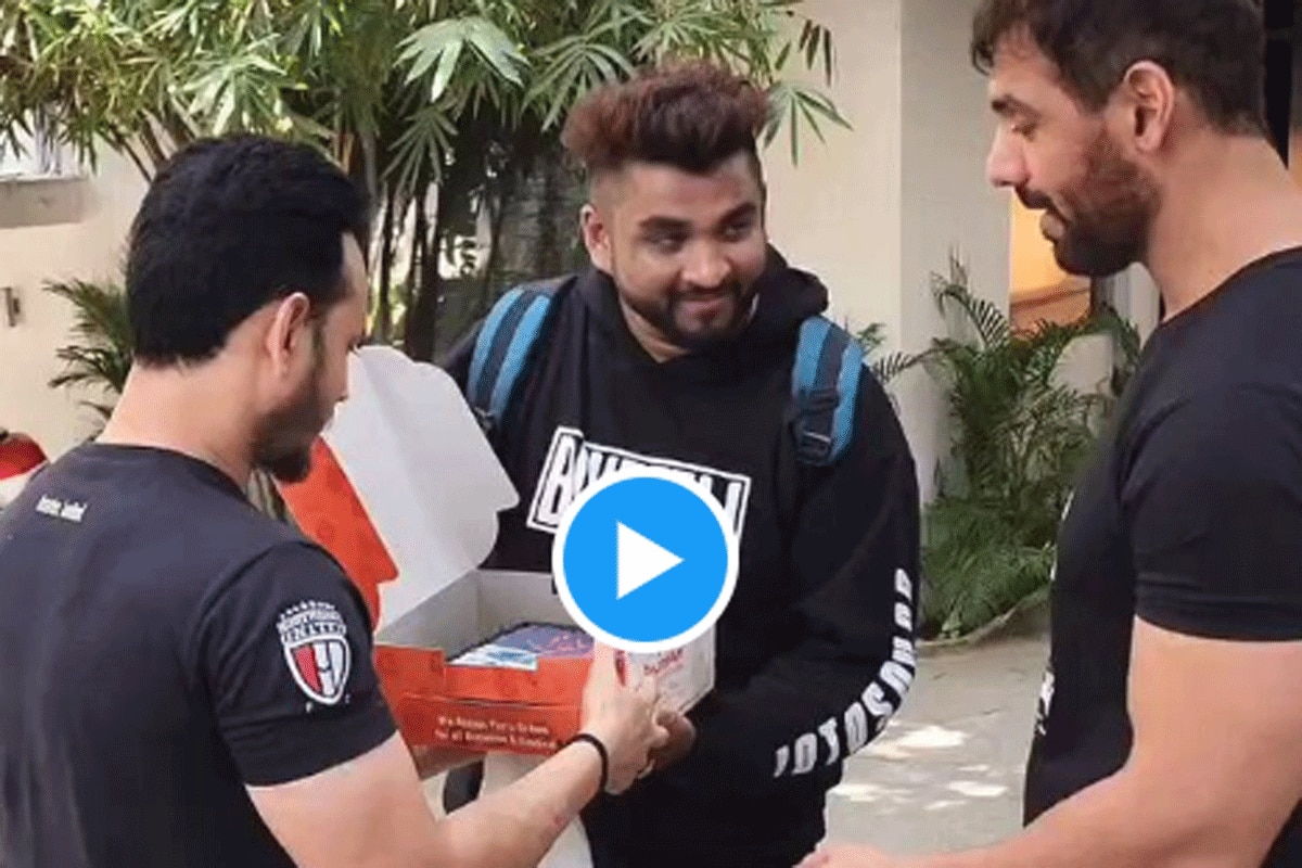 जॉन अब्राहम ने बर्थडे पर महंगे जूते गिफ्ट कर बनाया फैन का दिन,  फीते भी खुद ही बांधे