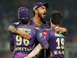 KKR vs MI: नाइट राइडर्स ने वेंकटेश अय्यर और वरुण चक्रवर्ती के दम पर मुंबई को हराकर प्लेऑफ में ठोकी ताल