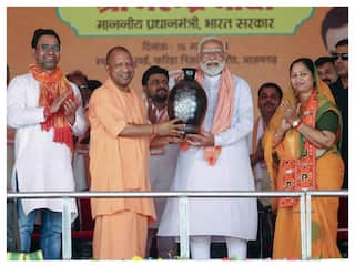 आजमगढ़ में पीएम की ललकार...! क्या निरहुआ के लिए बन गई फिजा या धर्मेंद्र यादव का पलड़ा है भारी?