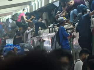 Train Ka Video: जहां जगह मिली वहीं जम गए लोग, ट्रेन में ऐसी भीड़ नहीं देखी होगी | देखें वीडियो