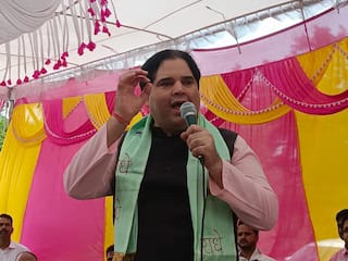 Lok Sabha Polls: पहली बार चुनाव प्रचार में नजर आए वरुण गांधी, सुल्तानपुर में मां मेनका के लिए मांगे वोट | देखें VIDEO