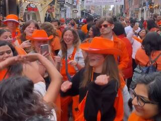 Dance Ka Video: तेरी आंख्या का यो काजल पर झूमकर नाचीं विदेशी लड़कियां, बार-बार देखा जा रहा वीडियो