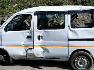 J&K News: अमरनाथ यात्रियों को ले जा रही वैन का हुआ एक्सीडेंट, कई श्रद्धालु घायल